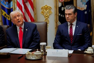 O presidente Donald Trump fala numa reunião de gabinete ao lado do secretário da Defesa, Pete Hegseth, que se viu envolvido numa controvérsia crescente sobre um ataque de 2 de setembro contra um suposto barco de drogas no Caribe.
